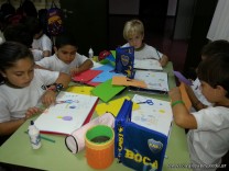 Jugando con papel, tijera y pegamento