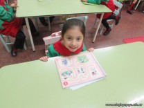 Los alumnos de Salas de 5 empezaron a usar el libro de Inglés