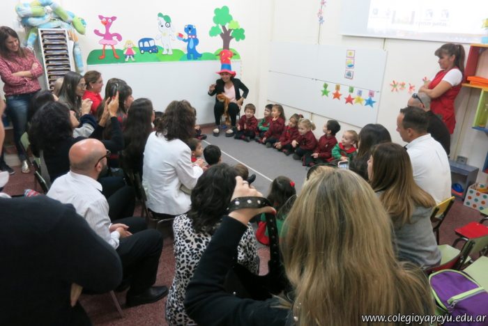 Clase abierta de Inglés en sala de 3