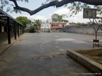 El equipo de conducción del Colegio prepara una pintada en una escuela capitalina