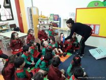 Los alumnitos de salas de 3 y 5 aprenden Inglés