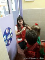 Los jardineritos de las salas de 3 años comienzan el día con un saludo especial