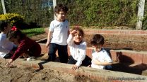 Los chicos de la sala de 4 años preparan la huerta en Espacio Andes