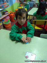 Los niños de las salitas de 3 años hicieron sus propias escarapelas