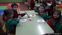 Los niños de sala de 3 crearon banderines para festejar el cumple del Colegio
