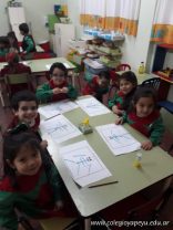 Los niños de sala de 4 crearon esqueletos con hisopos