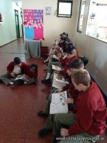 Los alumnos de 5to grado leen y comentan cuentos en inglés