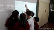 Los alumnos de 4to grado trabajan en equipo para aprender sobre los poemas