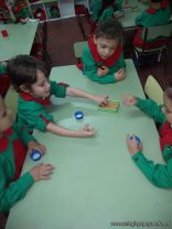 Los alumnos de sala de 3 y 4 años construyeron instrumentos de percusión