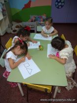 Los alumnitos de Sala de 3 se divierten aprendiendo las figuras geométricas
