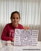 Con un juego de mesa, 4to grado aprende los verbos